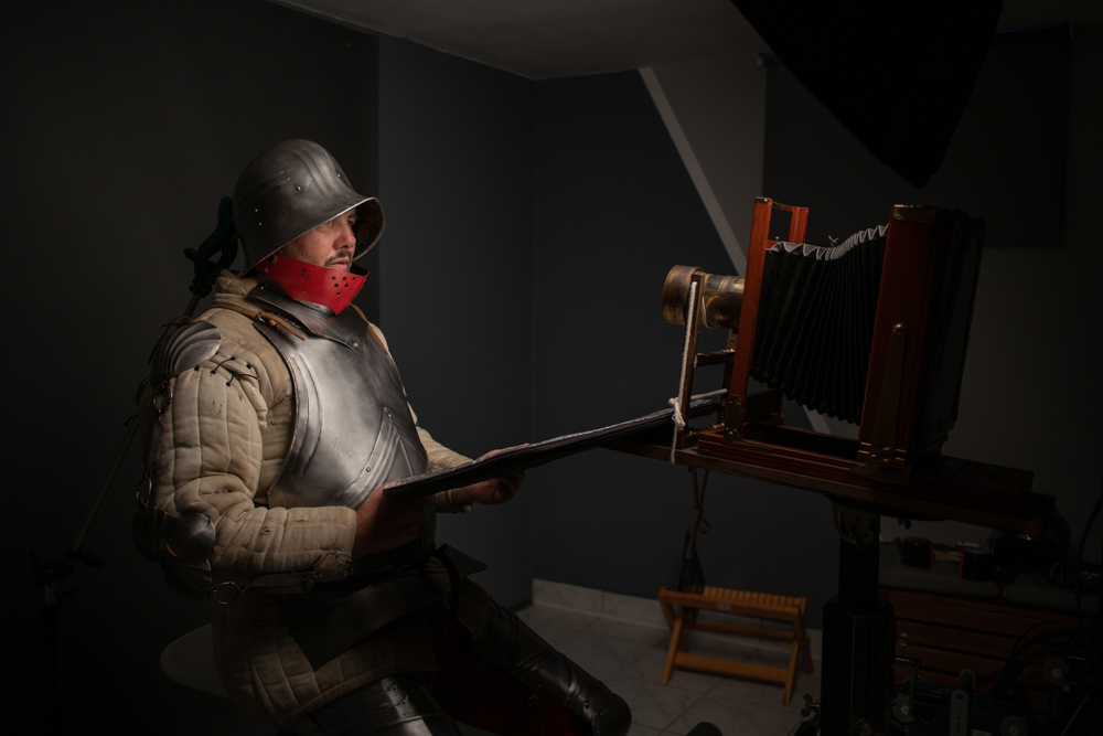 Markus_Hofstaetter_mhaustria.com_shooting_preperation_wetplate_camera_prtzval_Medieval_Knight_Sword_Fighter