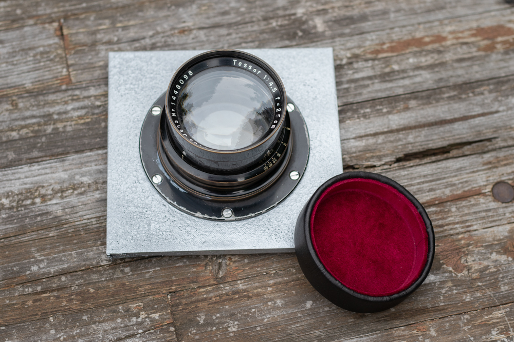 Shooting_Wet_Plate_Portraits_with_an_affordable_Large_Format_Bokeh_Monster_Markus_Hofstaetter_mhaustria.com_150mm_f4.5_Carl_Zeiss_Tessar_with_Lens_cap